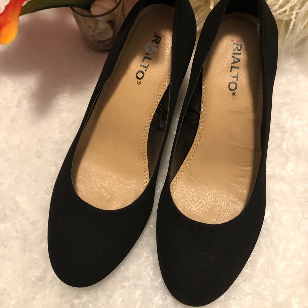 Women’s black wedges